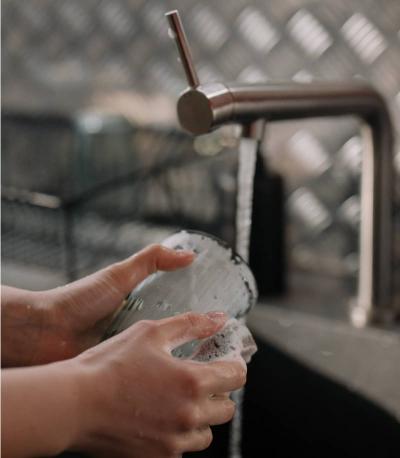 Saubere Küche - Gläser spülen mit Schwamm